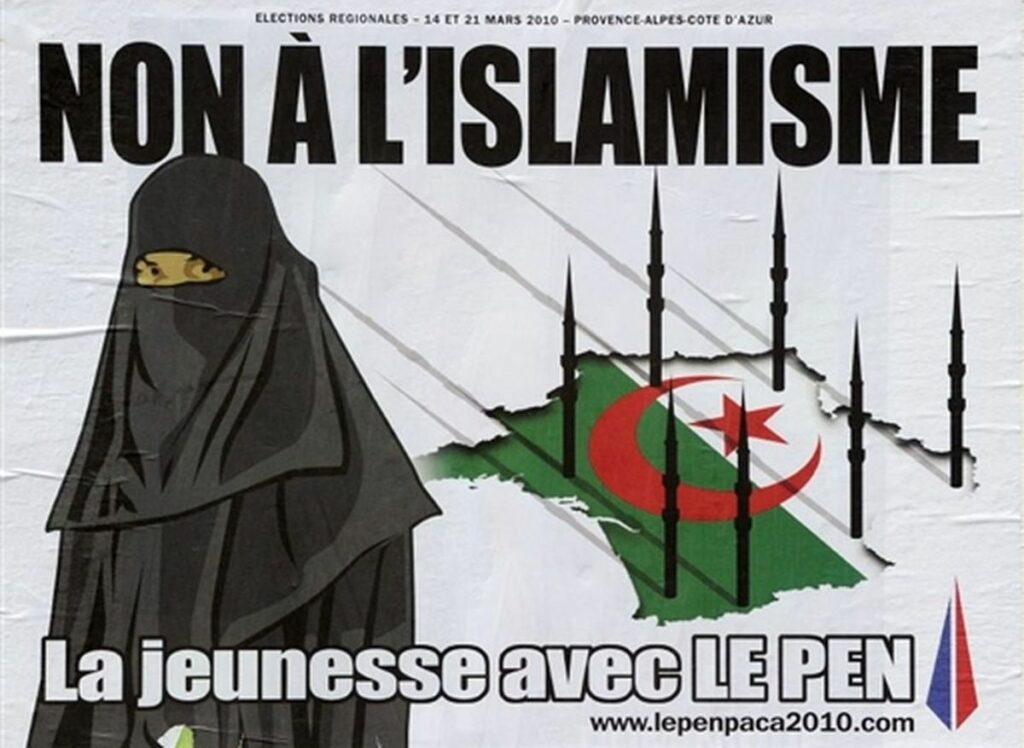 À l’occasion des élections régionales de mars 2010, le FN a provoqué une grande polémique avec cette affiche qui en dit long sur le ressentiment de l’extrême droite, nos- talgique de l’« Algérie française », envers les Algériens de France (©AFP).