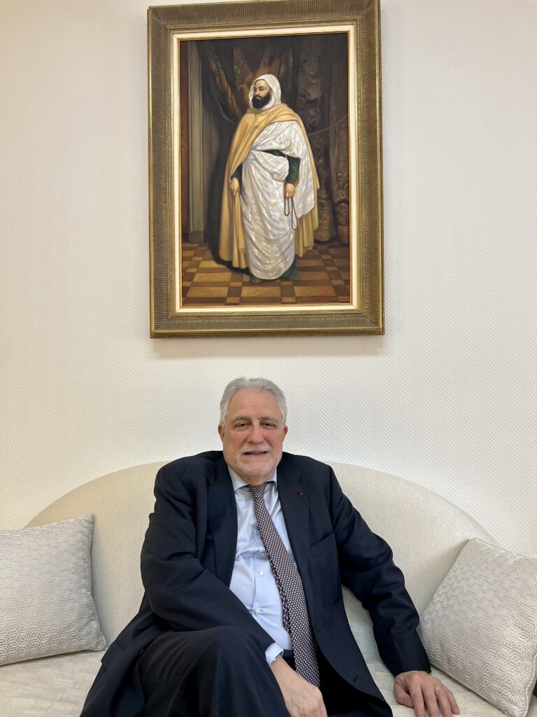 Le recteur Chems-Eddine Hafiz au salon d’accueil de son bureau à la Grande Mosquée de Paris, sous l’égide de l’émir Abdelkader, l’un des plus importants érudits algériens et musulmans de l’histoire ayant prêché la tolérance, la modération et le juste milieu (13/02/2024, ©France Algérie Actualité).