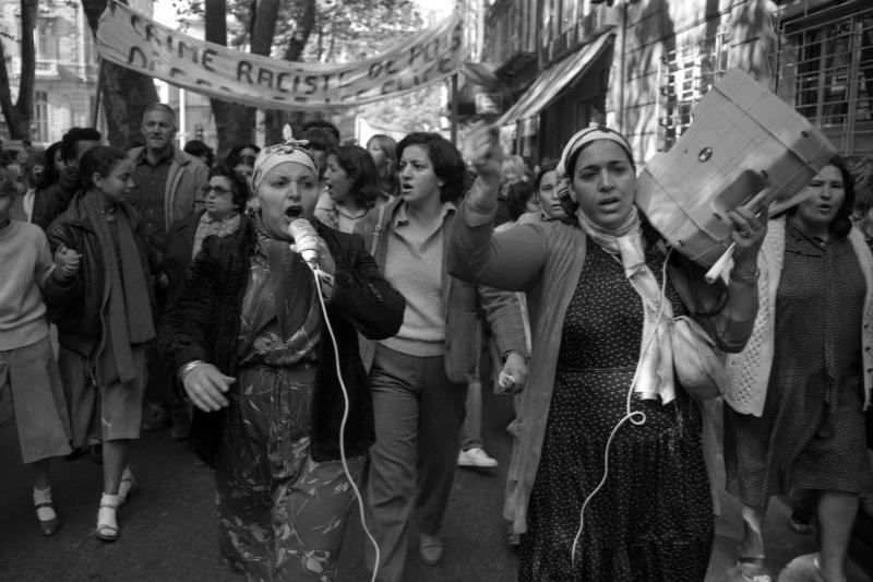 Naïma Yahi a été la commissaire de l’exposition « Femmes en luttes: femmes, immigration et mobilisations des quar- tiers populaires », présentée au centre musical Barbara Fleury Goutte d’Or, en 2014 (une des photographies exposées, manifestation après la mort de l’adolescent marseillais Lahouari Ben Mohamed, tué par un policier lors d’un contrôle d’identité, préfecture de Marseille, 21/10/1980, ©Pierre Ciot).