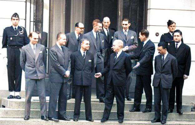 La délégation française aux accords d’Évian, conduite par Louis Joxe, ministre des Affaires algériennes (photo d’archives colorée par K.N. Communication, ©D.R.).