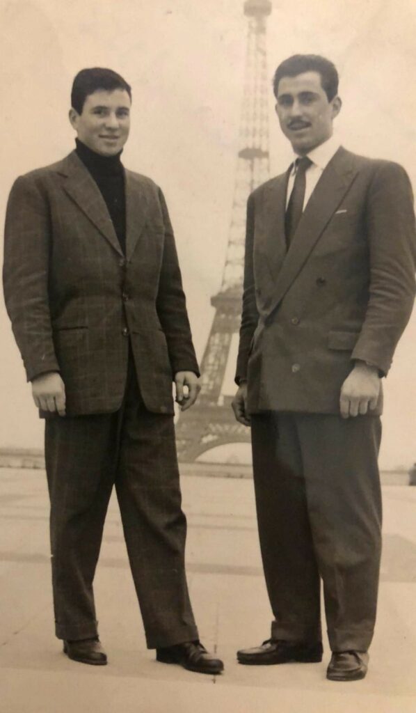 Les frères Hafiz, combattants de l’ALN (Armée de libération nationale). Mohamed-Samir (à droite) est tombé au champ d’honneur. Salim (à gauche) a été gravement blessé. Il est devenu chirurgien et professeur de médecine après l’indépendance (visite à Paris durant les années 1950, archives personnelles de Chems-Eddine Hafiz ©GMP).