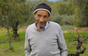 Pierre Rabhi en simple paysan chez lui dans l’Ardèche en 2021 (©Mouvement Colibris).