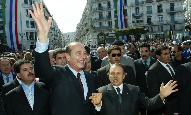 Initié en 2003, « Année de l’Algérie en France », par les présidents Jacques Chirac et Abdelaziz Bouteflika, un traité d’amitié franco-algérien devait être signé en 2005. Mais la fameuse loi du 23, vantant en partie le « rôle positif » de la colonisation, a enterré le projet. Depuis, Alger ne donne aucun crédit à Paris sur ce sujet (visite du président Chirac en Algérie, mars 2003, ©AFP).