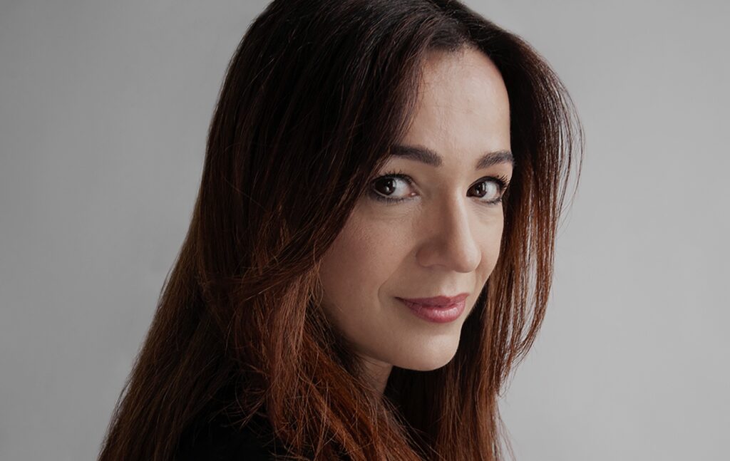 La peintre, romancière et cinéaste franco-algérienne Nora Hamdi, réalisatrice du film La Couleur dans les mains (©Nora Hamdi).