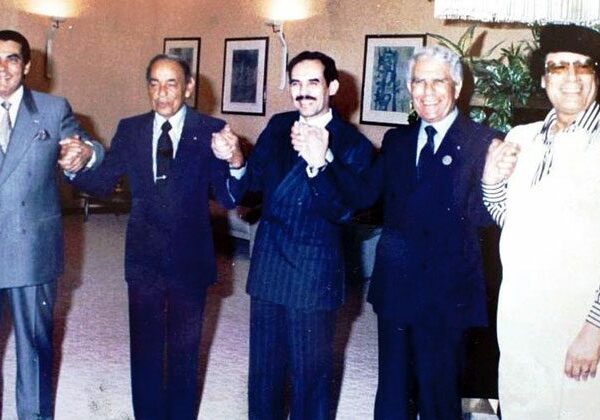 La réunion de Zéralda (banlieue ouest d’Alger), qui a eu lieu le 10 juin 1988, a entériné la création de l’Union du Maghreb arabe (UMA), qui sera proclamée le 17 février 1989, à Marrakech (photo prise lors de la réunion de Zéralda. De gauche à droite : Zine el-Abidine Ben Ali, président de la Tunisie ; Hassan II, roi du Maroc ; Maaouiya Ould Sid’Ahmed Taya, président de la Mauritanie ; Chadli Bendjedid, président de l’Algérie ; Mouammar Kadhafi, président de la Libye, ©D.R.).