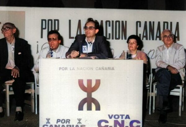 L’avocat Antonio Cubillo lors d’une rencontre du mouvement Le Congrès national des Canaries, créé en 1985 (photo d’archives de la collection personnelle d’Antonio Cubillo, communiquée par Zebensui López, colorée par K.N. Communication, ©D.R.).
